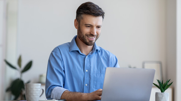 Man Aan Laptop Adobestock 372456961 Man Aan Laptop Adobestock 372456961